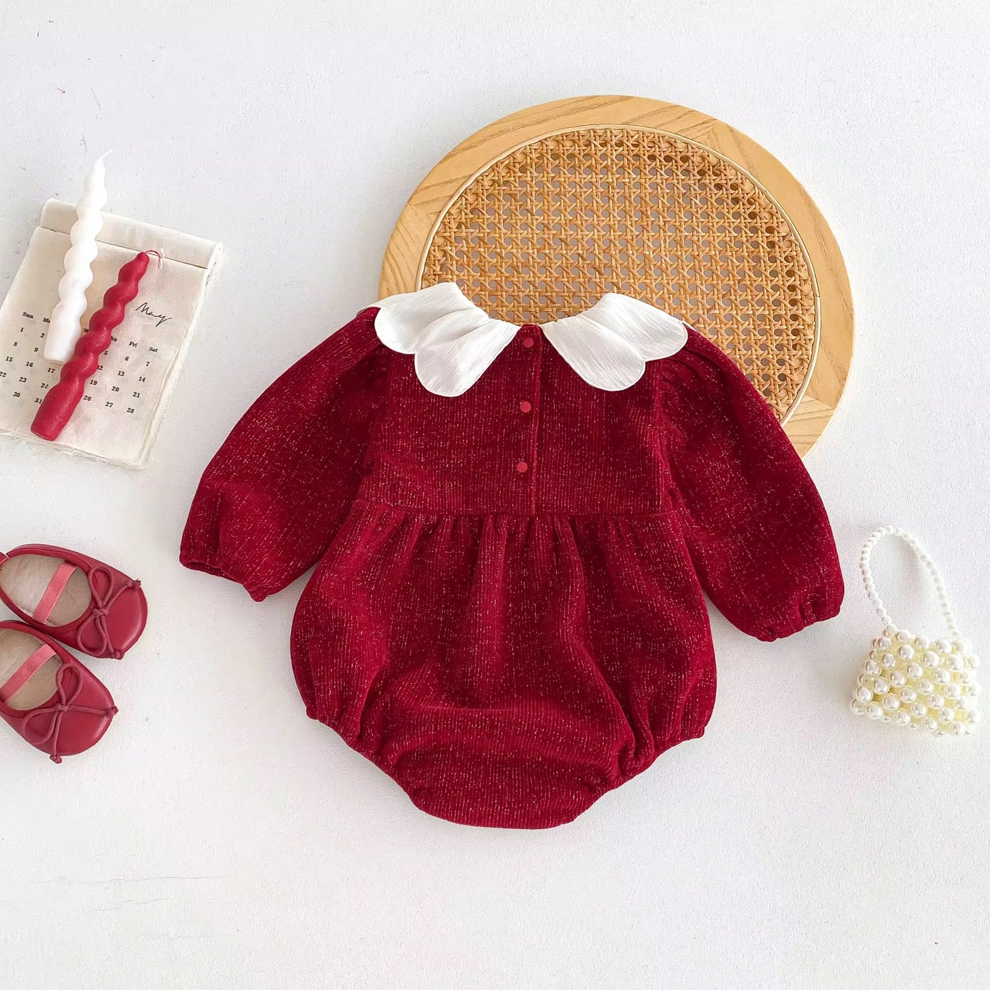 Ropa rojo solapa blanca