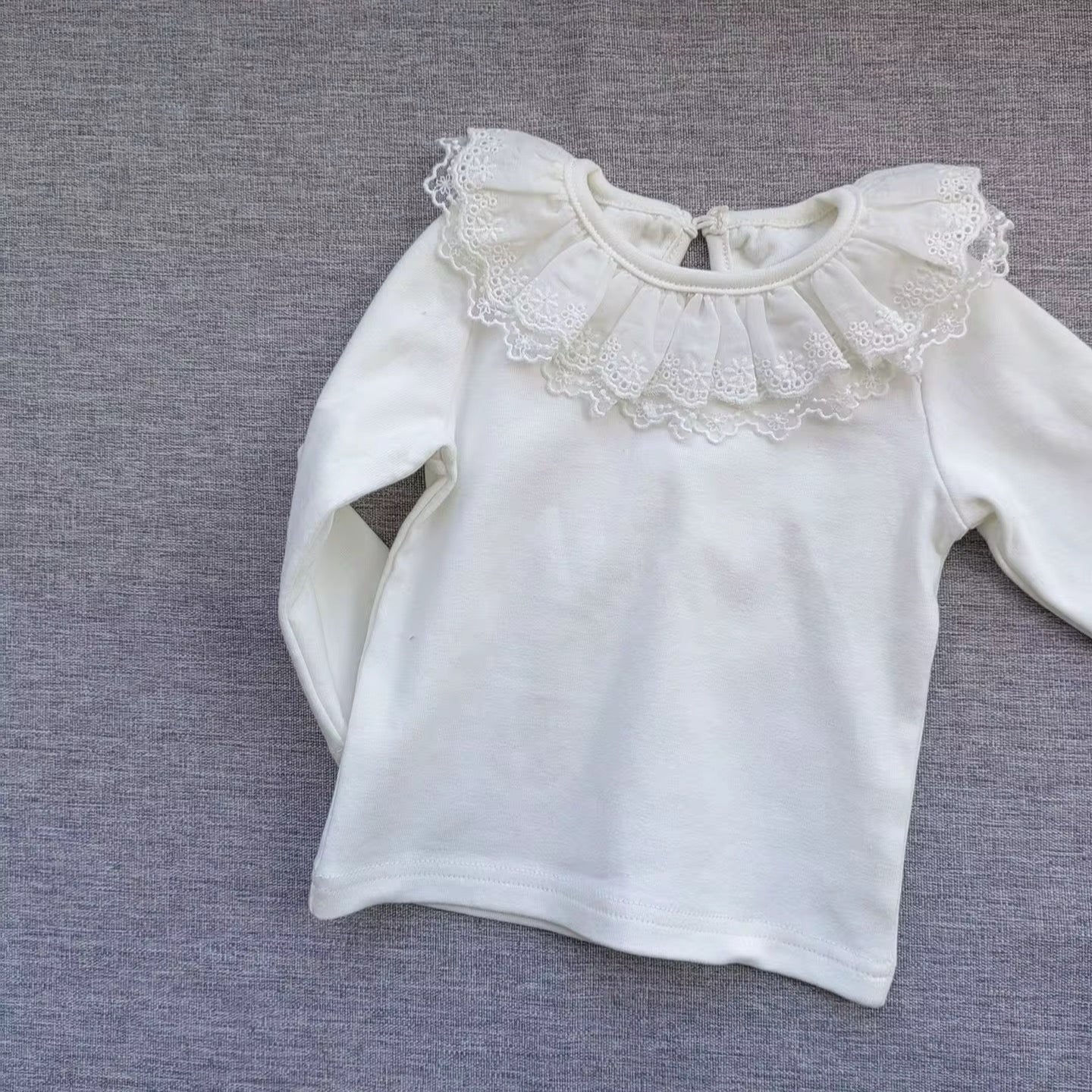 Blusa blanca con solapa