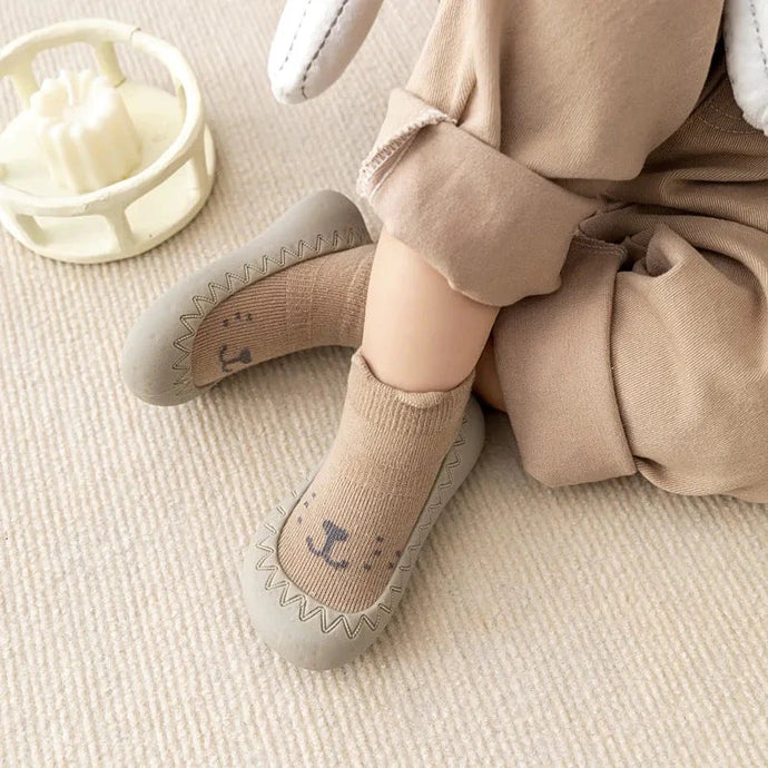 Mantén a tu bebé seguro y cómodo con nuestros zapatos antideslizantes de silicona