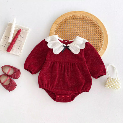 Ropa rojo solapa blanca