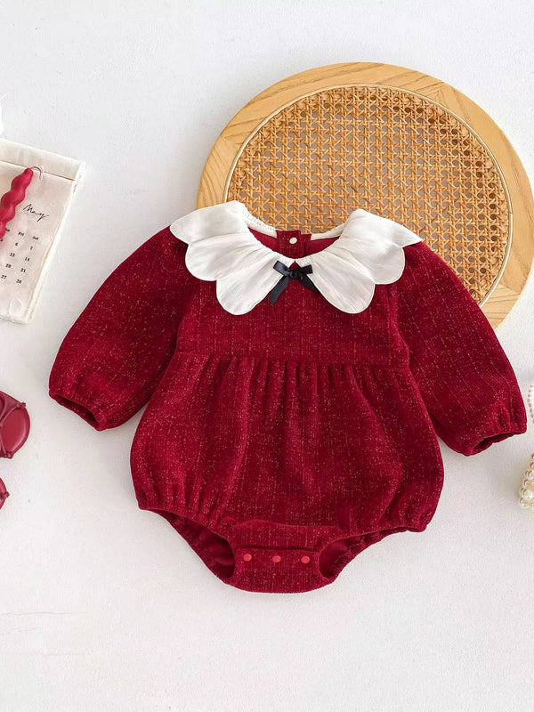 Ropa rojo solapa blanca