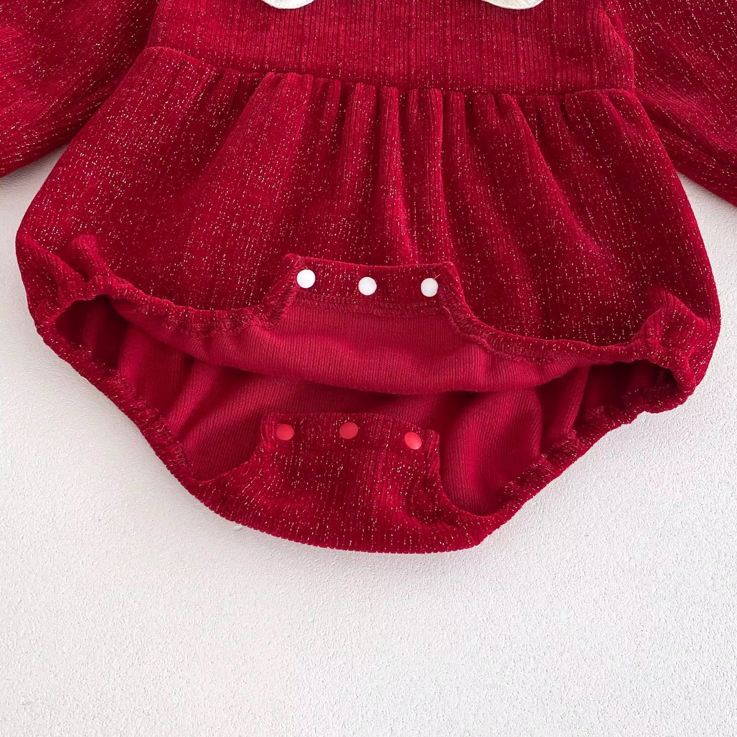 Ropa rojo solapa blanca