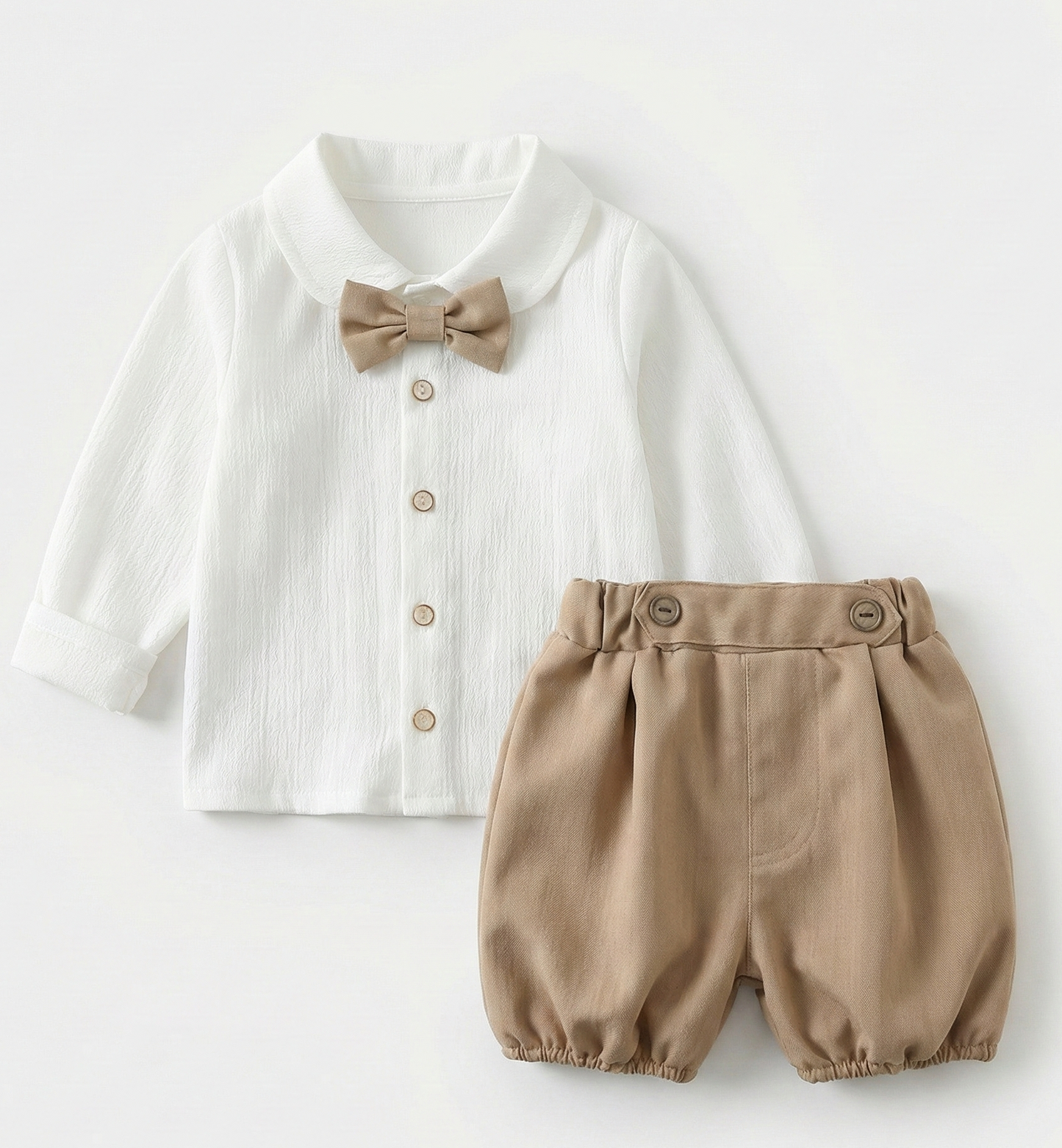 Conjunto camisa blanca con moño y short beige