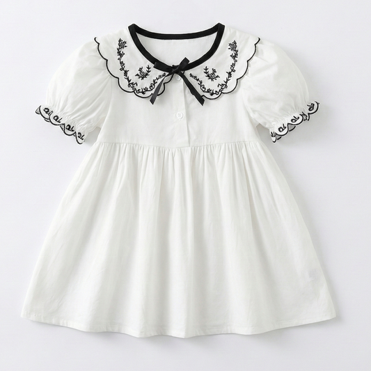 Vestido blanco con solapa bordada