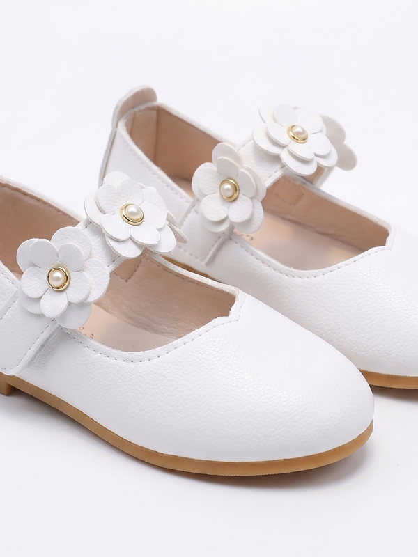 Zapatos blancos flores
